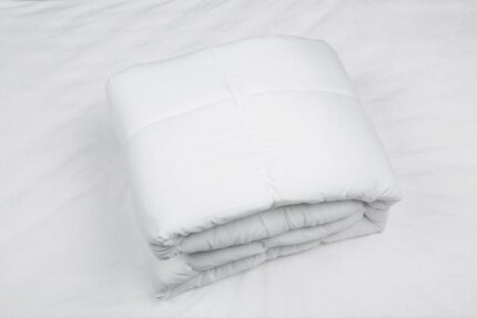White Twin Microfiber Thread Count Down Alternative Duvet Insert - Image 5